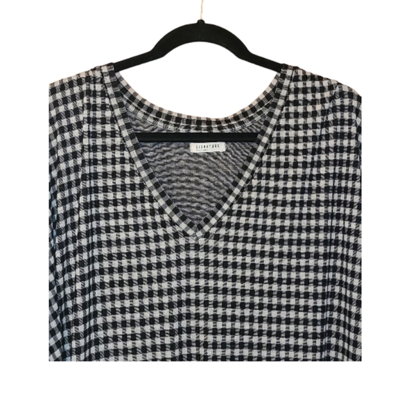 Signature Reitmans Plaid Long Sleeve V Neck Top - Picture 2 of 8